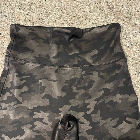 Spanx Faux Leather Camo Leggings Size Small - Picture 14 of 15